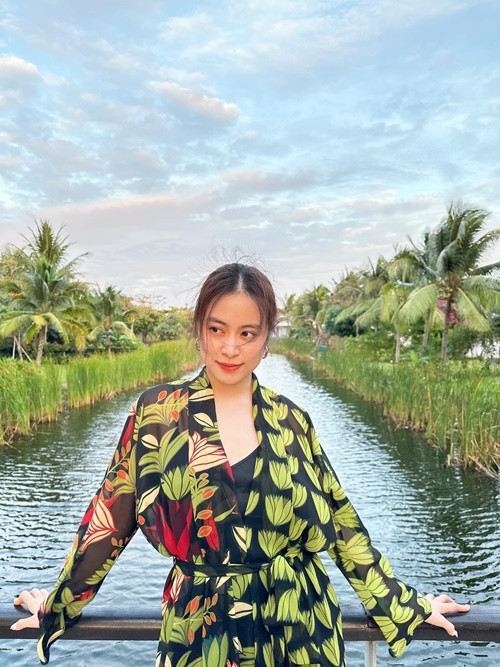 Biết rằng Quân lăng nhăng, Hoàng Thùy Linh vẫn cho qua bởi chính cô tự thấy bản thân mình không có quyền chọn lựa. Theo nữ ca sĩ, bạn trai còn coi thường công việc nghệ thuật của cô. Ảnh: FBNV.