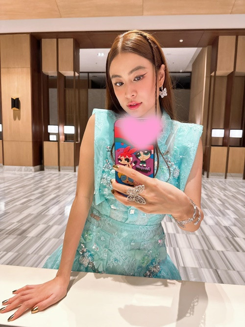 Hoàng Thùy Linh từng yêu một người đàn ông tên Quân. Người này hơn cô 20 tuổi, có chỗ đứng cho xã hội và luôn chăm lo cho cô. Ảnh: FBNV.