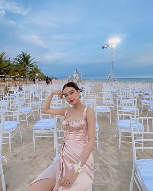 Hoàng Thùy Linh viết trong tự truyện rằng, mối quan hệ với Harry Lu chưa thể gọi là tình yêu. Tuy nhiên, trước chia sẻ của Harry Lu, cô cảm thấy tổn thương vô cùng. "Có cách nào gợi lại nỗi đau quá khứ của tôi tốt hơn thế không?", cô bày tỏ. Ảnh: FBNV.