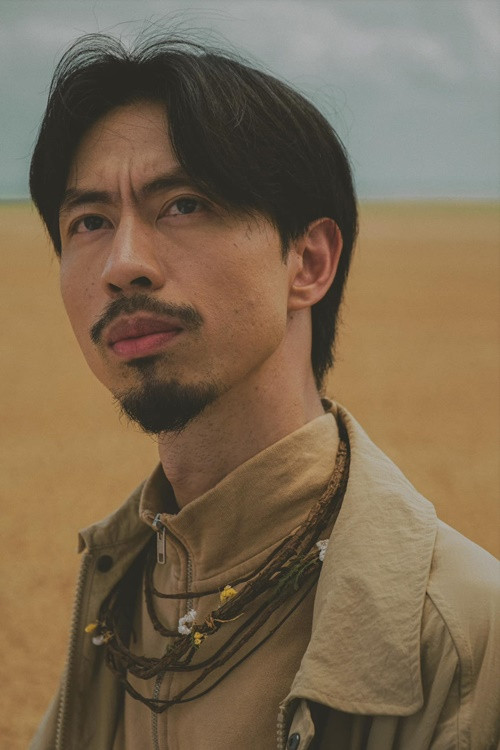 Đen Vâu thường được bạn nhờ viết thư tỏ tình. “Bạn tôi có bồ nhờ thư tôi nhiều lắm. Nhưng đến khi tôi tự viết cho mình thì… fail (tạm dịch: thất bại)”, anh cho hay. Ảnh: FBNV.