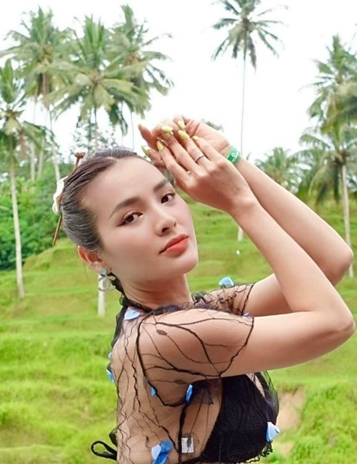 Bà mẹ hai con tự tin khoe vóc dáng quyến rũ trong trang phục áo tắm.