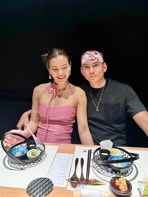 Năm 2020, trong cuộc phỏng vấn với Vietnamnet, Phương Trinh Jolie từng cho biết, cô sẽ làm lại vòng 1 vì quá hạn. "Tôi nghe nói đặt túi nước biển vào trong cơ thể thì sau 10 năm phải đổi túi mới. Khi bạn đã dấn thân vào nâng cấp vòng 1, 10 năm phải làm lại một lần. Giờ tôi quá hạn rồi nên phải làm lại", Phương Trinh Jolie nói.