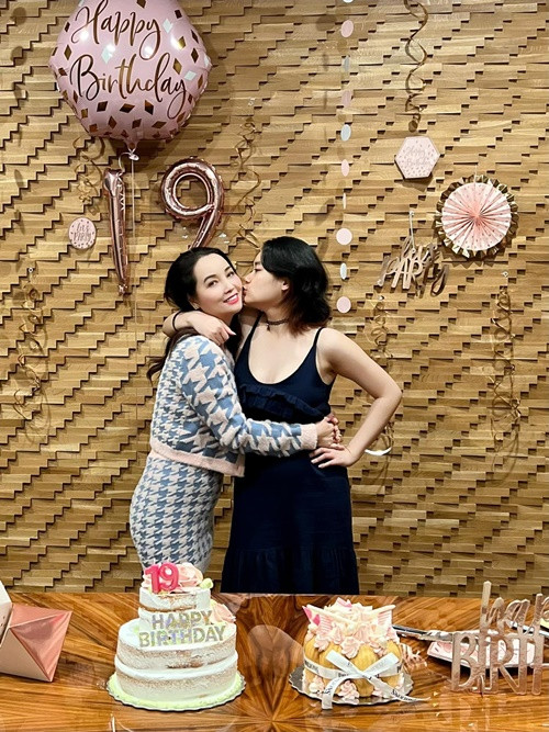 Con gái Mai Thu Huyền năm nay 21 tuổi, tốt nghiệp chuyên ngành thiết kế thời trang tại một trường đại học ở Mỹ.