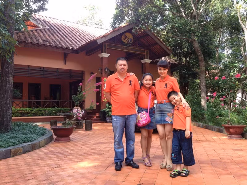 Mỗi lần sinh nhật Mai Thu Huyền, anh luôn tặng đủ 3 món: quà, bánh gato và hoa hồng bằng đúng số tuổi.