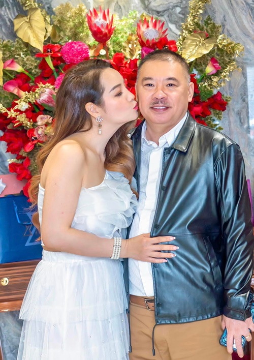 Trong chương trình Chuyện đời chuyện nghề lên sóng tháng 1/2024, Mai Thu Huyền cho biết, cô may mắn khi chồng là tình đầu cũng đang là người duy nhất. "Tôi cầu trời cho đây mãi là người đàn ông duy nhất của cuộc đời mình", Mai Thu Huyền nói.