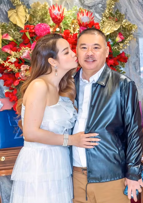 Trong chương trình Chuyện đời chuyện nghề lên sóng tháng 1/2024, Mai Thu Huyền cho biết, cô may mắn khi chồng là tình đầu cũng đang là người duy nhất. "Tôi cầu trời cho đây mãi là người đàn ông duy nhất của cuộc đời mình", Mai Thu Huyền nói.