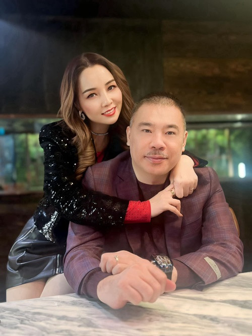 Năm 16 tuổi, Mai Thu Huyền quen biết doanh nhân Thang Văn Lương. 4 năm sau, cô nhận lời yêu.