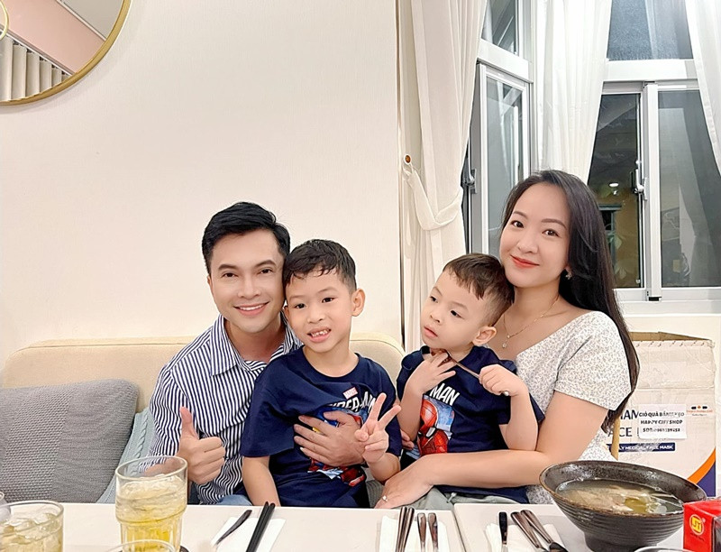 Tháng 3/2016, Nam Cường bí mật tổ chức đám cưới với Phương Thảo. Cặp đôi hiện tại có hai con trai chung. Ảnh: FBNV.