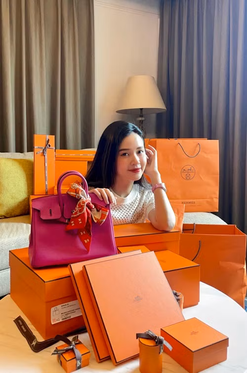 Khối tài sản của Midu được cho là không thua kém ai. Ảnh: FBNV.