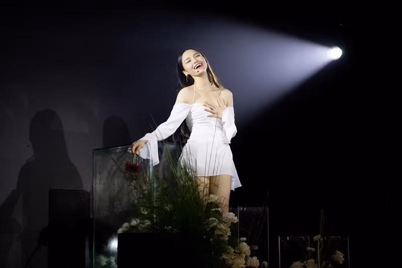 Ở lĩnh vực ca hát, Miu Lê có nhiều ca khúc được yêu thích như: Giấc mơ thần tiên, Lặng thầm yêu, Giả vờ nhưng em yêu anh, Mình yêu từ bao giờ, Yêu một người có lẽ, Vì mẹ anh bắt chia tay. Ảnh: FBNV.