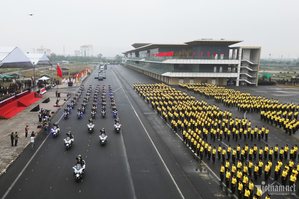Trao đổi với PV VietNamNet, Thiếu tướng Nguyễn Ngọc Thanh - Phó Tư lệnh Cảnh sát cơ động cho biết, vào ngày 14/4 tới đây, trong lễ kỷ niệm 50 năm ngày truyền thống lực lượng cảnh sát cơ động (15/4/1974 - 15/4/2024), lần đầu tiên sẽ có hơn 100 xe đặc chủng, hiện đại nhất tham gia diễu binh. Thiếu tướng Nguyễn Ngọc Thanh khẳng định, đây là lần biểu dương, phô diễn sức mạnh trang thiết bị của lực lượng cảnh sát cơ động với quy mô lớn nhất từ trước đến nay.