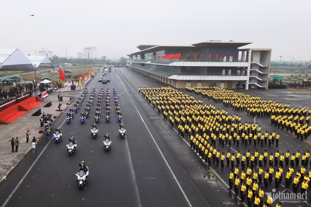 Trao đổi với PV VietNamNet, Thiếu tướng Nguyễn Ngọc Thanh - Phó Tư lệnh Cảnh sát cơ động cho biết, vào ngày 14/4 tới đây, trong lễ kỷ niệm 50 năm ngày truyền thống lực lượng cảnh sát cơ động (15/4/1974 - 15/4/2024), lần đầu tiên sẽ có hơn 100 xe đặc chủng, hiện đại nhất tham gia diễu binh. Thiếu tướng Nguyễn Ngọc Thanh khẳng định, đây là lần biểu dương, phô diễn sức mạnh trang thiết bị của lực lượng cảnh sát cơ động với quy mô lớn nhất từ trước đến nay.