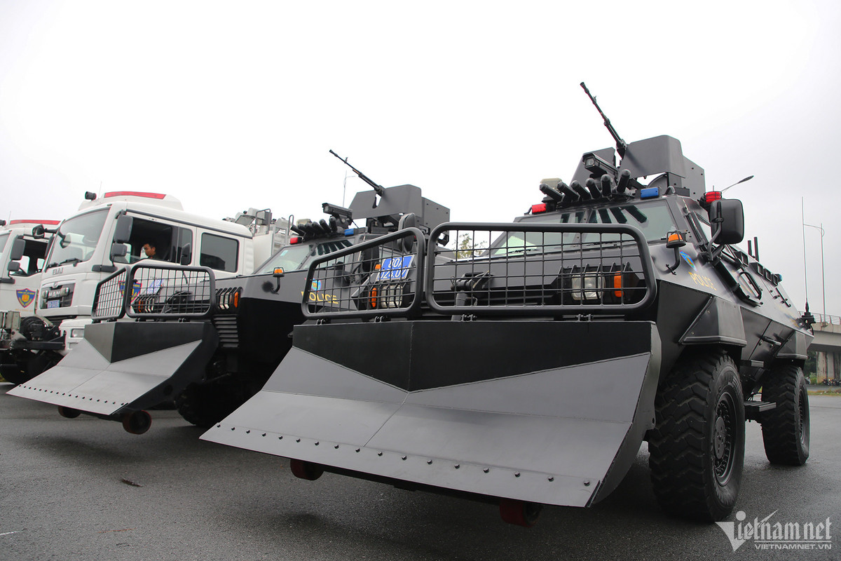 RAM 2000 cũng sở hữu khả năng việt dã cực tốt, hoạt động tin cậy, cho phép sử dụng như một loại phương tiện chiến đấu lợi hại để thực hiện nhiều nhiệm vụ khó khăn. Ngoài kíp điều khiển xe 2 người, xe còn có khả năng chở thêm 6 chiến sĩ.