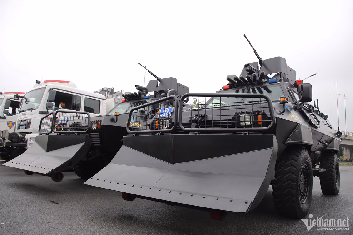 RAM 2000 cũng sở hữu khả năng việt dã cực tốt, hoạt động tin cậy, cho phép sử dụng như một loại phương tiện chiến đấu lợi hại để thực hiện nhiều nhiệm vụ khó khăn. Ngoài kíp điều khiển xe 2 người, xe còn có khả năng chở thêm 6 chiến sĩ.