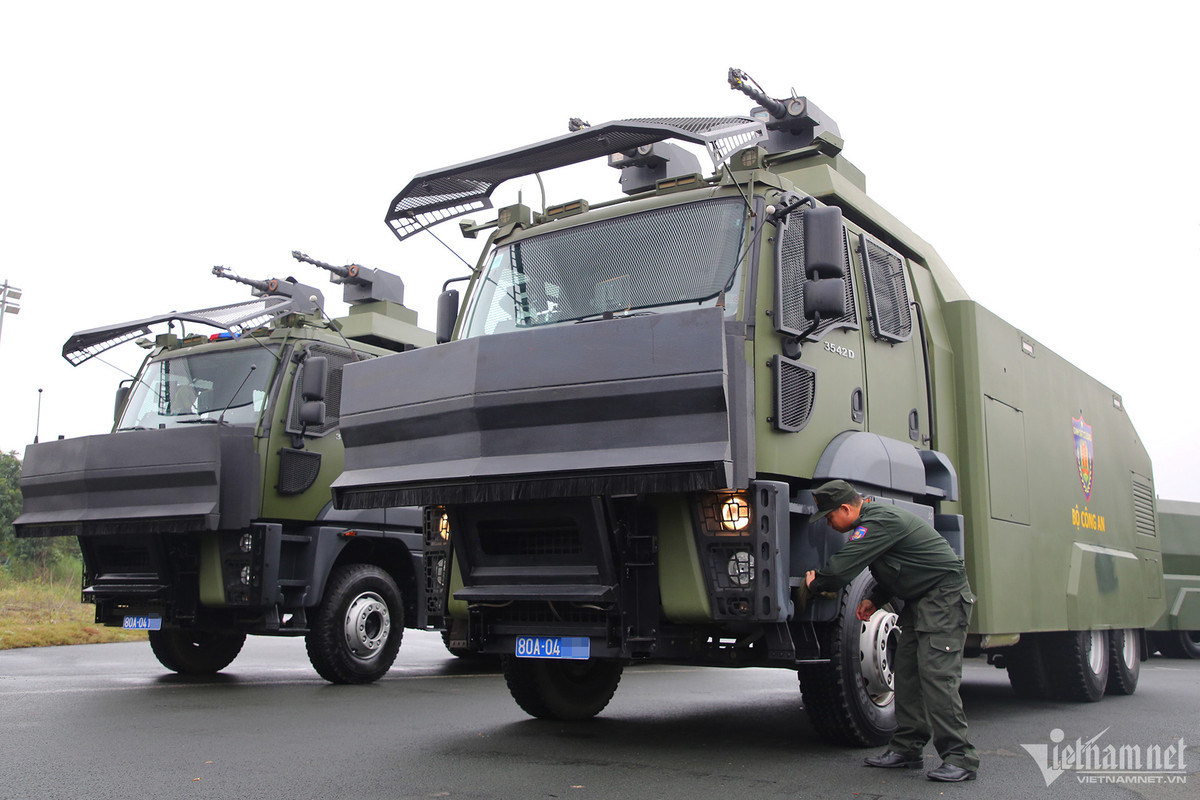 Bên cạnh đó, còn có xe phun nước chống bạo loạn, được trang bị hệ thống điều khiển tự động hiện đại gồm các vòi phun nước áp lực lớn để giải tán đám đông. Xe được tích hợp hệ thống trộn chất cay, phun sơn đánh dấu đối tượng, có hệ thống camera bố trí phía trước, sau và trên nóc xe, giúp cán bộ chiến sĩ dễ dàng quan sát.