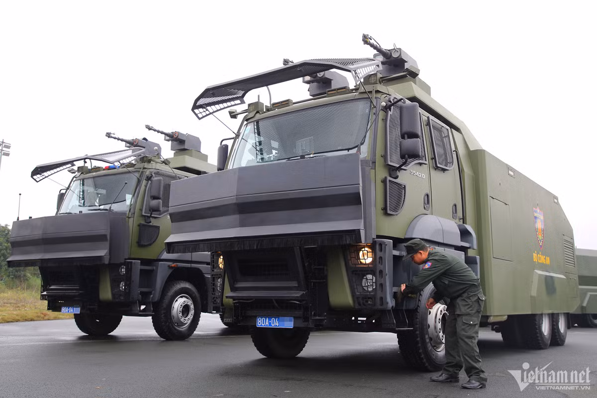 Bên cạnh đó, còn có xe phun nước chống bạo loạn, được trang bị hệ thống điều khiển tự động hiện đại gồm các vòi phun nước áp lực lớn để giải tán đám đông. Xe được tích hợp hệ thống trộn chất cay, phun sơn đánh dấu đối tượng, có hệ thống camera bố trí phía trước, sau và trên nóc xe, giúp cán bộ chiến sĩ dễ dàng quan sát.