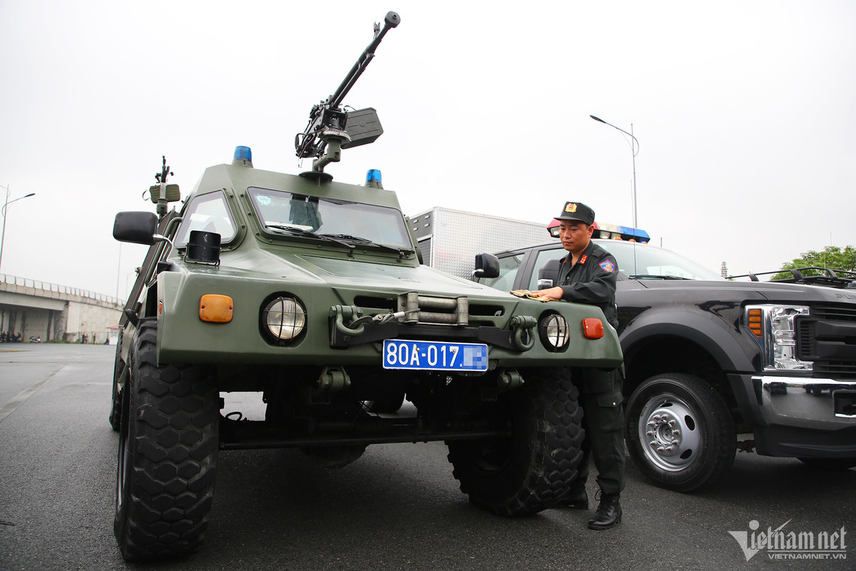 Hé lộ trong dàn 100 phương tiện đặc chủng "siêu khủng" này có xe RAM 2000, là loại xe chuyên dụng để phục vụ trong quá trình đấu tranh chống các đối tượng khủng bố sử dụng vũ khí nóng. Xe có chiều cao thấp và giảm trọng lượng để tăng khả năng cơ động, dễ dàng triển khai tới các điểm nóng.