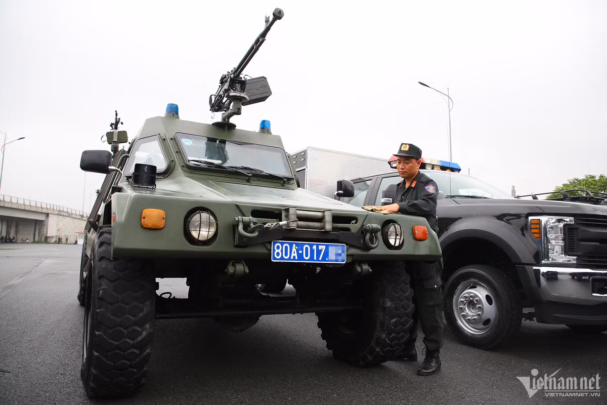 Hé lộ trong dàn 100 phương tiện đặc chủng "siêu khủng" này có xe RAM 2000, là loại xe chuyên dụng để phục vụ trong quá trình đấu tranh chống các đối tượng khủng bố sử dụng vũ khí nóng. Xe có chiều cao thấp và giảm trọng lượng để tăng khả năng cơ động, dễ dàng triển khai tới các điểm nóng.