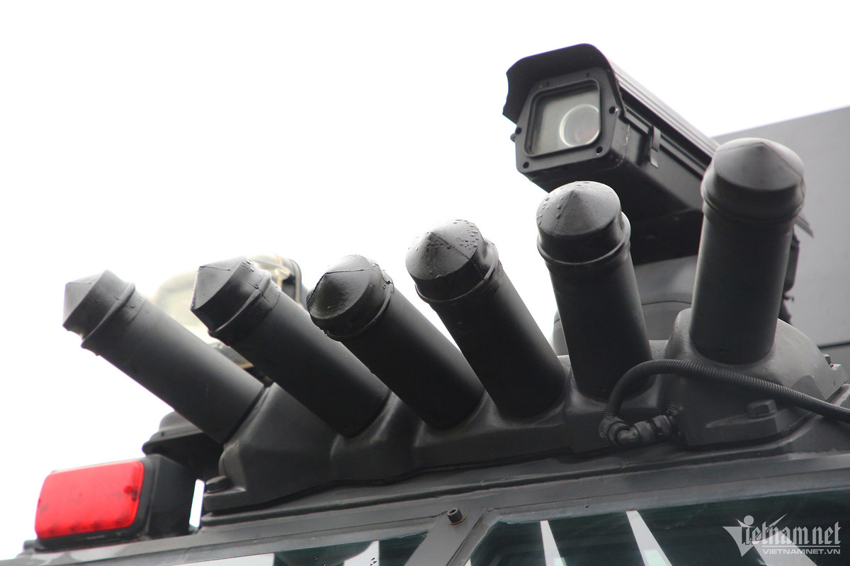 Bên cạnh RAM 2000 còn có xe S5, loại xe đặc chủng này cũng được trang bị cho cảnh sát đặc nhiệm, có hệ thống camera quan sát từ bên trong. Đáng chú ý, trên xe có các giá để lắp súng. Ống phóng lựu đạn khói được đặt ở phía trước và hai bên thành xe.