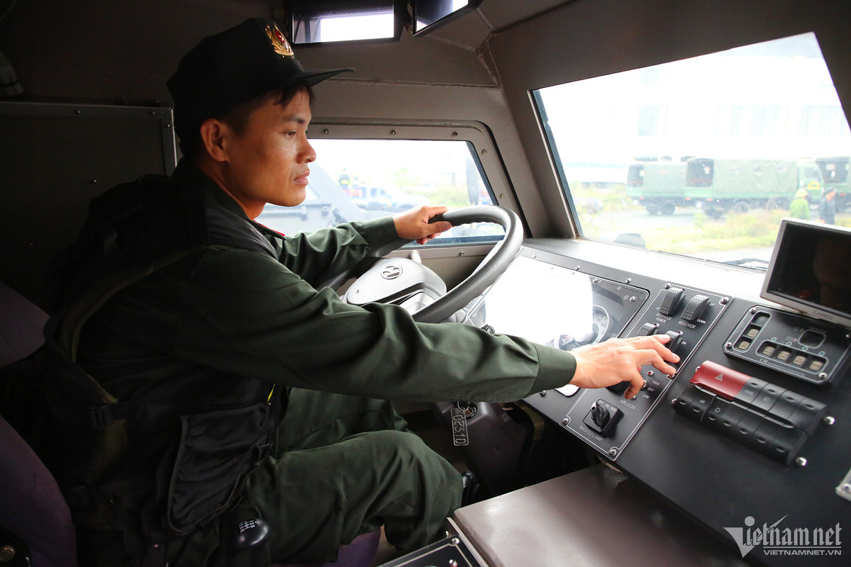 Theo các chiến sĩ vận hành phương tiện, để điều khiển được xe đặc chủng này cần thời gian học tập, rèn luyện. Mọi động tác, cần có sự ăn khớp, phối hợp nhịp nhàng với cả kíp xe.