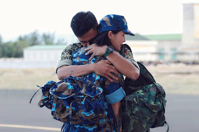 Phân cảnh tình cảm của Cao Thái Hà và bạn diễn kém tuổi trong Hậu duệ mặt trời phiên bản Việt. Ảnh: Dân Việt.