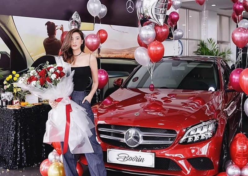 Nữ diễn viên có cuộc sống sung túc. Cao Thái Hà ở nhà chục tỷ, thường xuyên đổi xe hơi. Năm 2023, cô mua nhà 5 tỷ tặng mẹ. Ảnh: FBNV.