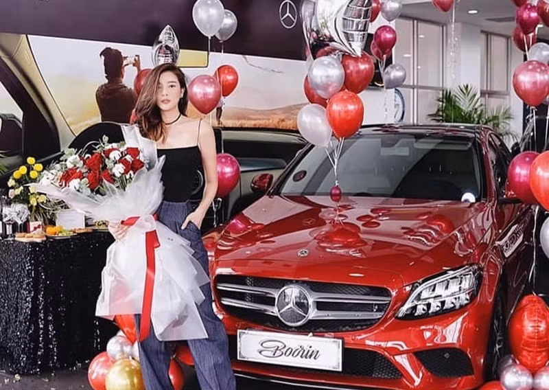 Nữ diễn viên có cuộc sống sung túc. Cao Thái Hà ở nhà chục tỷ, thường xuyên đổi xe hơi. Năm 2023, cô mua nhà 5 tỷ tặng mẹ. Ảnh: FBNV.