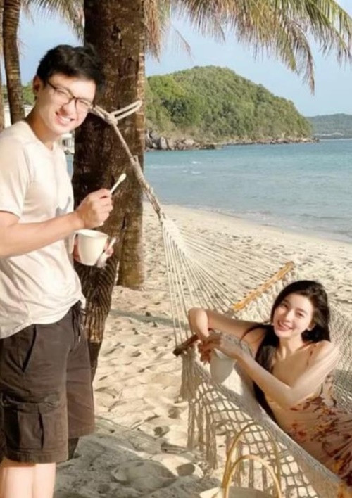  Cao Thái Hà cho biết, cô và Hữu Vi là bạn nhiều năm. Cả hai đang làm việc cùng nhau trong một dự án nên đi công tác chung cùng công ty. Ảnh: Saostar.