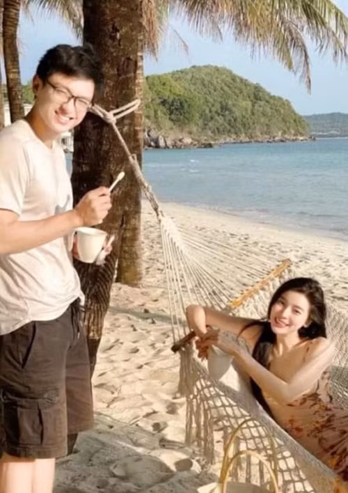  Cao Thái Hà cho biết, cô và Hữu Vi là bạn nhiều năm. Cả hai đang làm việc cùng nhau trong một dự án nên đi công tác chung cùng công ty. Ảnh: Saostar.