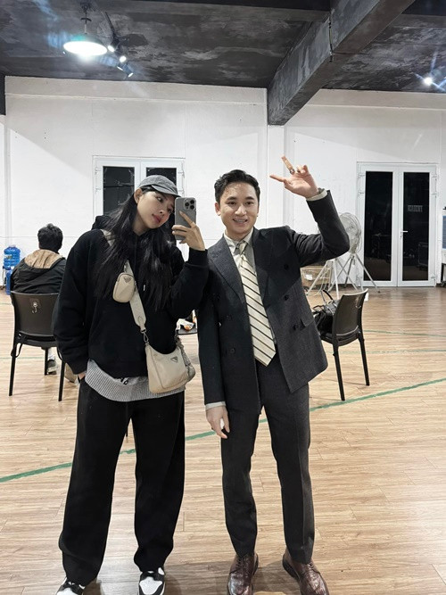 Sinh nhật Khánh Vy, Phan Mạnh Quỳnh viết: “Cảm ơn người yêu thương đã mang đến cho anh một gia đình nhỏ, một người mẹ trách nhiệm trong cả quá trình thai kỳ lẫn khi chăm lo cho Ốc, bây giờ lại còn suy nghĩ nhiều để hoàn thiện nơi ở mới của nhà mình nữa chứ. Tuổi mới thật hạnh phúc nhé người bạn đời”.