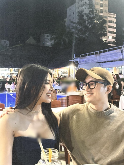 Bên nhau được 9 năm, tình cảm giữa Phan Mạnh Quỳnh và Khánh Vy vẫn mặn nồng như ngày mới yêu.