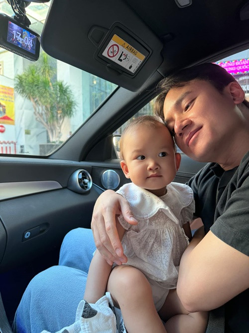 Phan Mạnh Quỳnh từng hài hước nhắc về con trong một lần đi hát: "Chẳng có gì vất vả bằng chăm con đâu. Cũng giống như những đứa trẻ khác, con của Quỳnh thì nó cũng cơ bản lắm, cứ đói là khóc. Nhưng trên cuộc đời này đâu phải chỉ mỗi khóc vì đói ăn thôi đâu, mà còn khóc vì cái khác nữa".