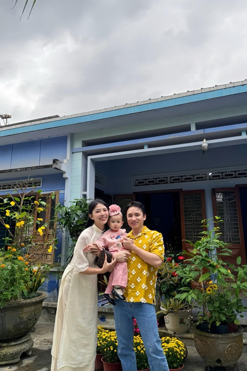 Phan Mạnh Quỳnh - Khánh Vy hạnh phúc bên con gái dịp Tết Nguyên đán 2024.