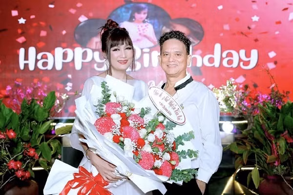 Hien Mai U60 co chong doanh nhan hay ghen nhung cuc chieu