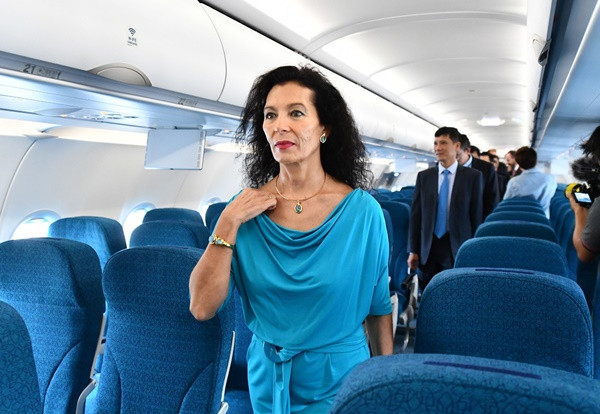 "Cháy" vé máy bay dịp lễ 30/4-1/5, cách săn vé rẻ bất ngờ Một số chặng bay từ Hà Nội, TP.HCM đến các điểm du lịch đã hết sạch vé. Ảnh: Hoàng Hà