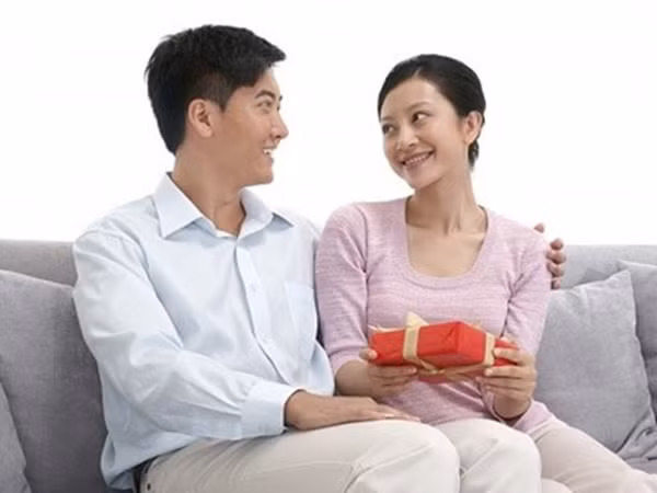 Bị bạn trai cũ hành hung vì... "chia tay đòi quà" Bi ban trai cu hanh hung vi...