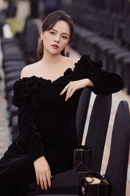 Khi Thu Quỳnh chia sẻ tin vui bầu bí lần 2, rộ tin đồn thất thiệt cha em bé trong bụng Thu Quỳnh là bạn trai cũ của cô. Nhanh chóng, Thu Quỳnh lên tiếng đính chính.