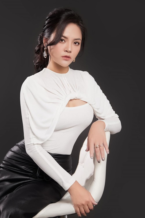 Cuộc hôn nhân giữa cô và Chí Nhân tan vỡ vào năm 2015. Sau ly hôn, cả hai giữ liên lạc qua lại nhưng chỉ chia sẻ về con trai chung.