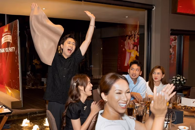 Anh Đức vui mừng khi bốc thăm trúng giải thưởng.