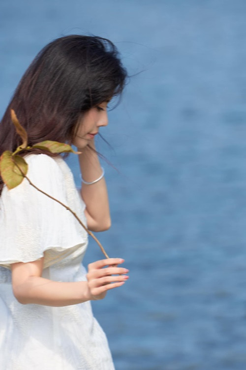 Hoa khôi Nam Em khẳng định sẽ phối hợp với cơ quan chức năng. “Tôi không biết lấy tiền đâu để nộp phạt đây", cô nói thêm. Ảnh: FBNV.