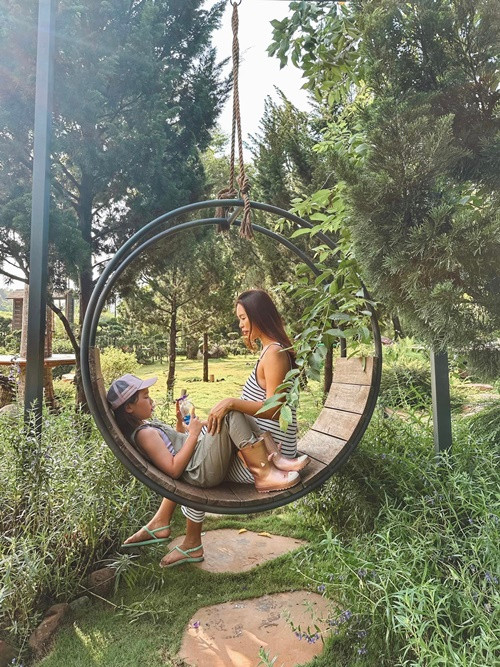 Bà bầu Hà Anh cùng chồng con đi du lịch Bảo Lộc.