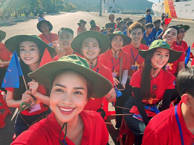 Các nghệ sĩ mặc áo cờ đỏ sao vàng trong chuyến đi.