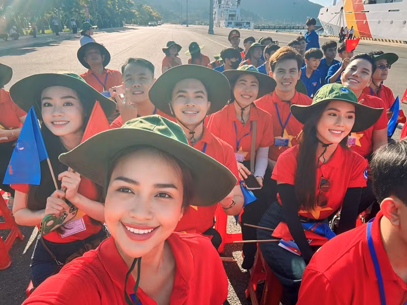 Các nghệ sĩ mặc áo cờ đỏ sao vàng trong chuyến đi.