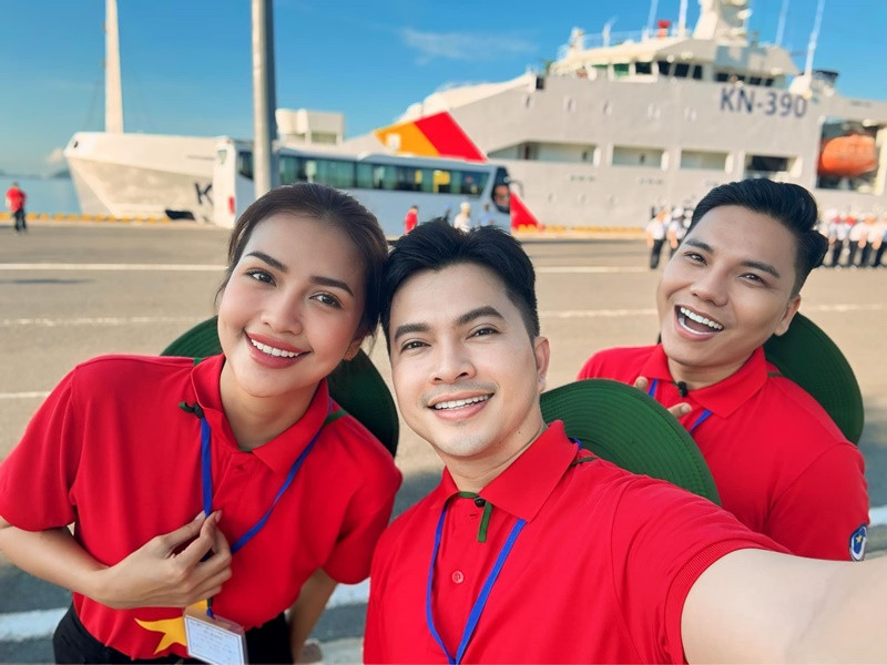 Nhiều sao Việt: Hoa hậu Ngọc Châu, ca sĩ Nam Cường tham gia hành trình “Tuổi trẻ vì biển, đảo quê hương 2024” với chủ đề “Tôi yêu Tổ quốc tôi”.