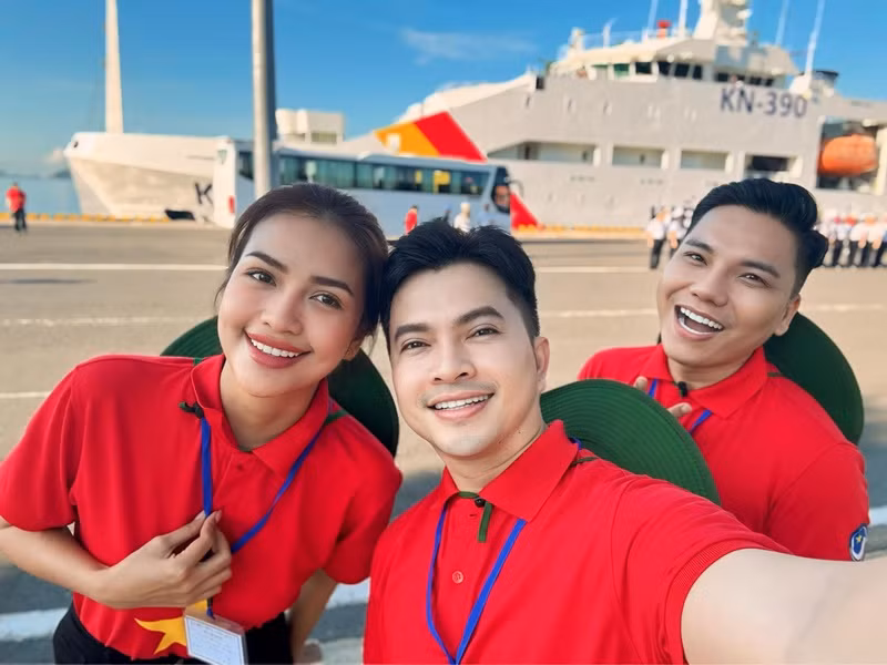 Nhiều sao Việt: Hoa hậu Ngọc Châu, ca sĩ Nam Cường tham gia hành trình “Tuổi trẻ vì biển, đảo quê hương 2024” với chủ đề “Tôi yêu Tổ quốc tôi”.