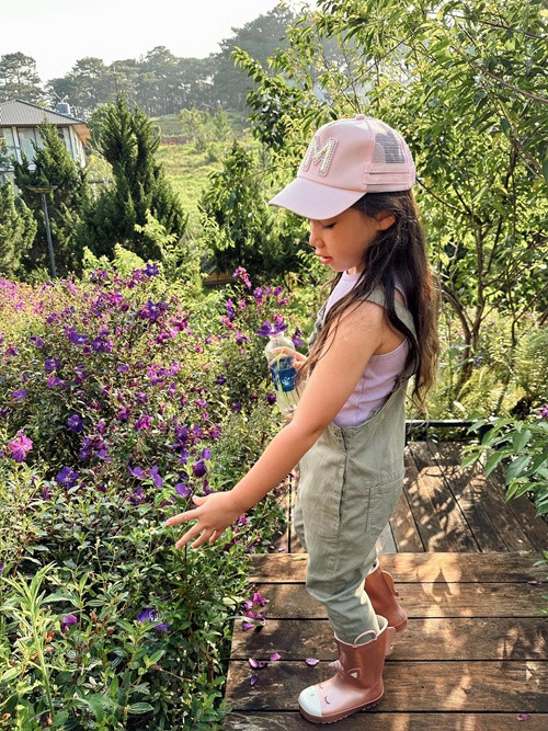 “Căn vườn sau cơn mưa đêm thật xinh đẹp và trong lành. Hai mẹ con dạo chơi từ 6h30 trong tiếng chim hót và tu hú kêu. Giá có cụ Vũ Tú Nam với ông Huy của Myla ở đây thì tha hồ thích!”, Hà Anh chia sẻ.