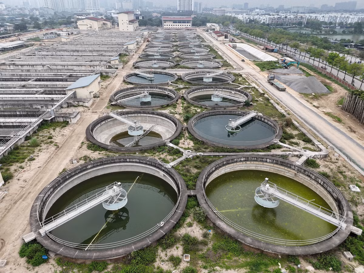 Ban Quản lý dự án đầu tư xây dựng công trình hạ tầng kỹ thuật và nông nghiệp TP Hà Nội (chủ đầu tư) cũng đang đề nghị Sở Xây dựng Hà Nội sớm có ý kiến về chủ trương tiếp tục đầu tư 9 bể lắng sơ cấp và 6 bể nén bùn trọng lực bằng nguồn vốn thành phố. Việc này nhằm đảm bảo hoàn thiện quy trình xử lý của nhà máy, giải pháp bổ cập nước và công nghệ xử lý bùn thải theo chỉ đạo của thành phố.