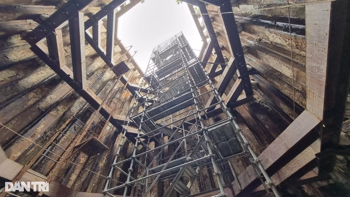 Tại vị trí giếng ngầm, đơn vị cũng đã thiết kế đường lên xuống cống, phục vụ quá trình thi công. Ông Chong đánh giá thi công giếng là hạng mục khó nhất của gói thầu này, do quá trình triển khai, nhà thầu phải tiến hành di dời nhiều công trình tiện ích trên mặt đất như đường ống cấp nước, cống thoát nước, cáp viễn thông, dây điện...Đơn vị vừa thi công, vừa theo dõi xem việc khoan kích có ảnh hưởng đến công trình hạ tầng bên trên mặt đất hay không.