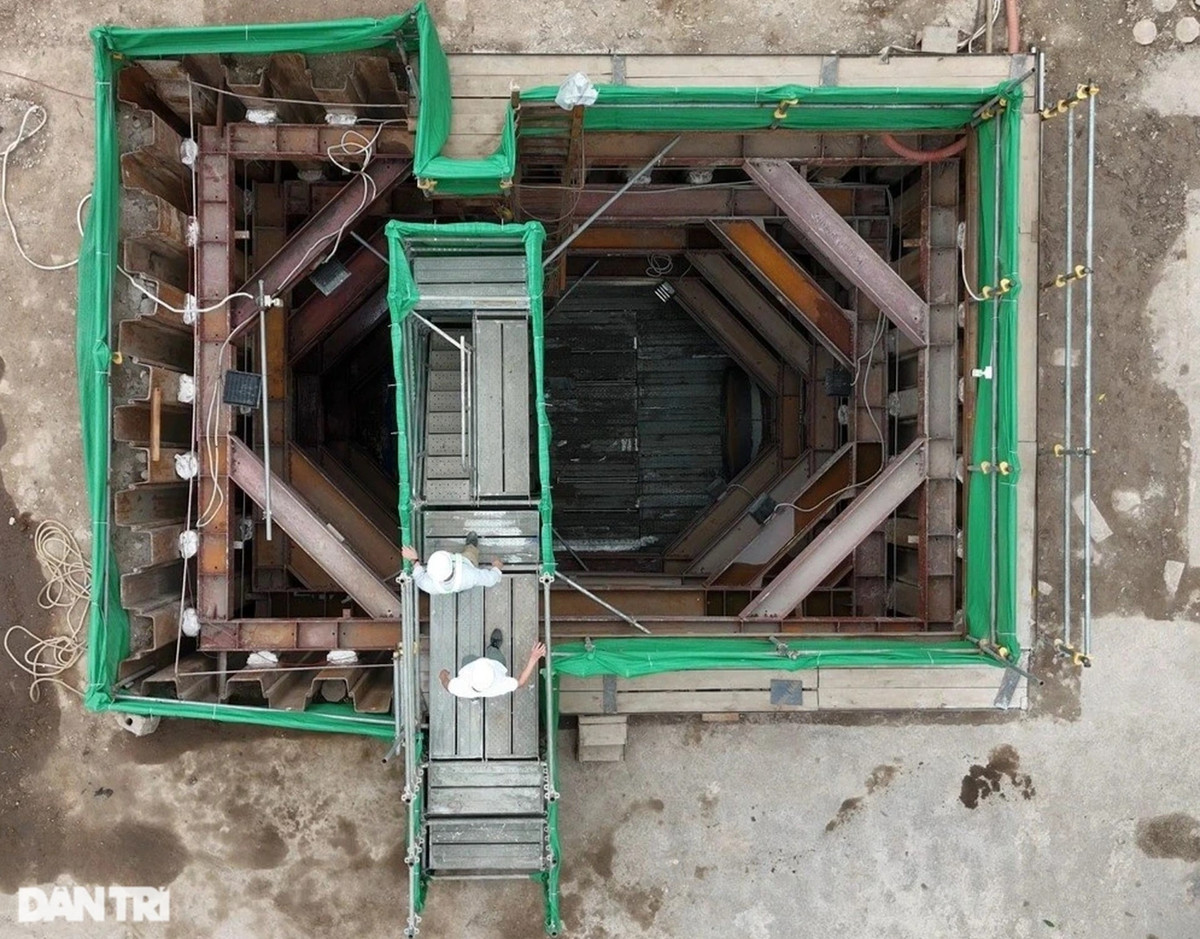 Với gói thầu này, nhà thầu sẽ thi công lắp đặt hệ thống cống ngầm chạy dọc sông Tô Lịch, điểm đầu từ ngã tư Hoàng Quốc Việt đến điểm cuối tại ngã ba sông Tô Lịch - sông Lừ thuộc địa phận quận Hoàng Mai (vị trí trong ảnh). Đơn vị dùng phương pháp đào mở với một phần nhỏ của đoạn tuyến, còn lại áp dụng công nghệ mới là khoan kích ngầm bằng robot.