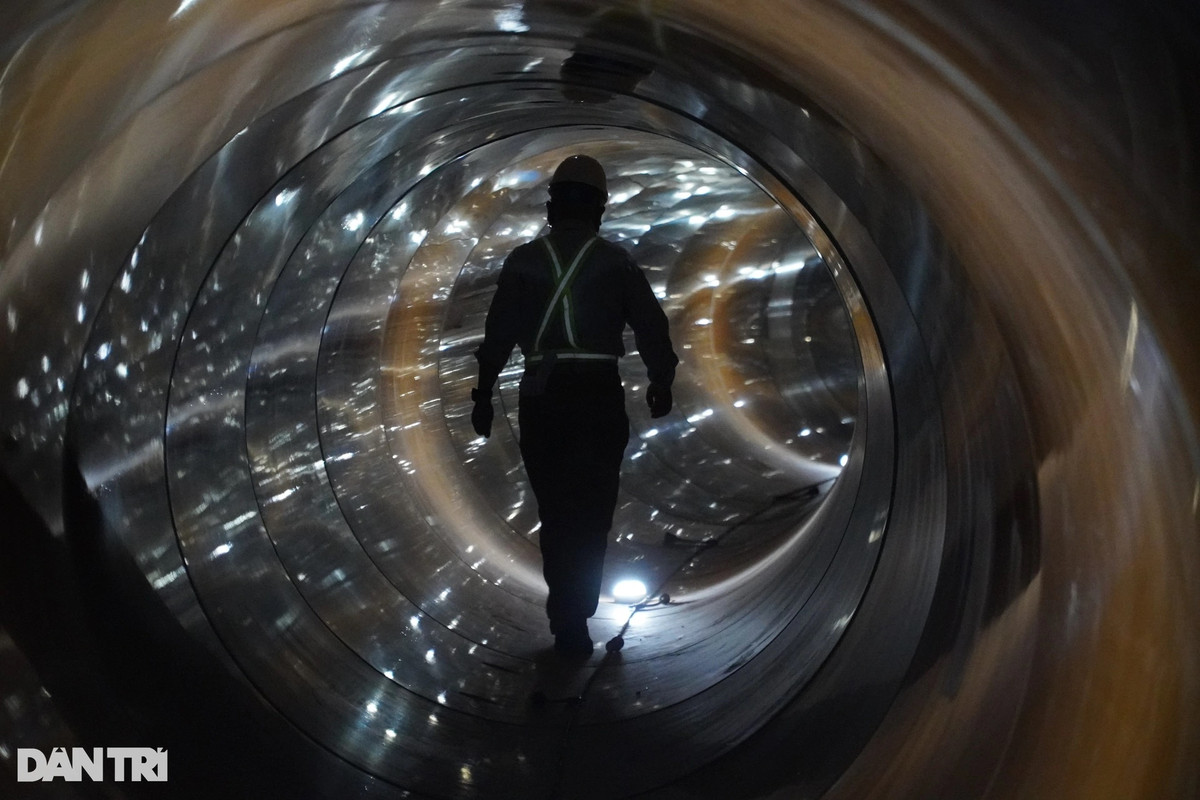 Ông Chong Jiun Yiat, Giám đốc dự án gói thầu số 2, cho biết công nghệ khoan kích ngầm lần đầu tiên áp dụng cho một dự án tại Hà Nội. Với gói thầu này, Tekken đã hoàn thành 100% hạng mục thi công đào mở và khoan kích ngầm, còn lại đạt 87% tiến độ thi công hố ga và 85% cho hạng mục lắp đặt các tuyến cống nhánh. Nhà thầu đang chạy nước rút để đạt mục tiêu hoàn tất các công việc vào cuối năm nay. Vướng mắc lớn nhất hiện tại là Hà Nội đã chấm dứt hợp đồng với nhà thầu thi công gói thầu số 3 (lắp đặt hệ thống cống bao trên sông Lừ). Do đó, phía Tekken cho biết việc lắp đặt hố ga ở ngã ba sông Lừ - sông Tô Lịch chưa thực hiện được.